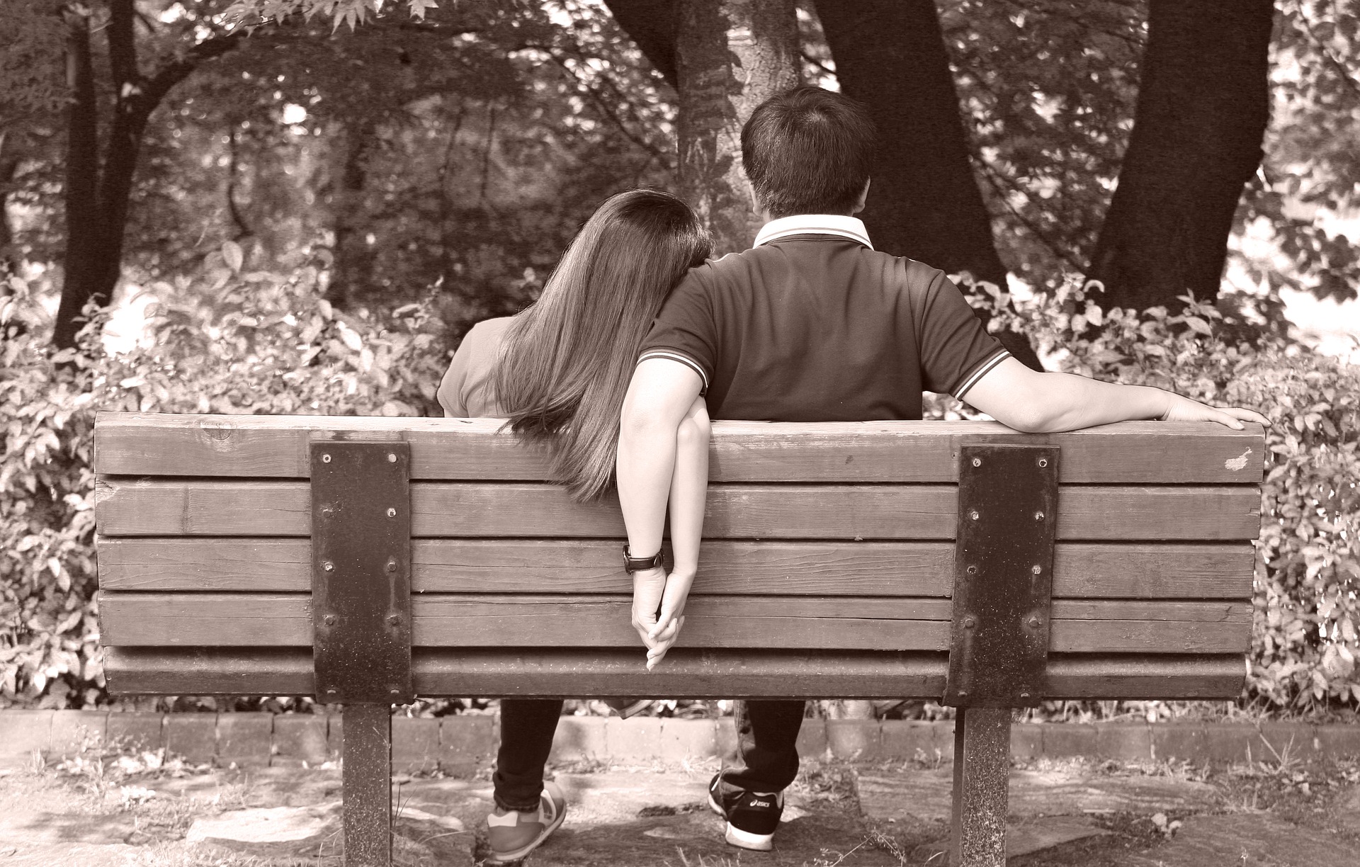 Красивые фото - секс молодой пары на скамье