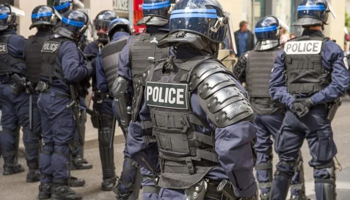 Под Парижем жандармы применили силу для разгона протеста смотрителей тюрьмы