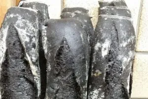 Во Франции начали продавать черные багеты из угля