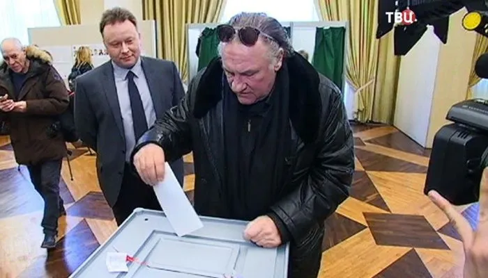 Жерар Депардье проголосовал в Париже на выборах президента России