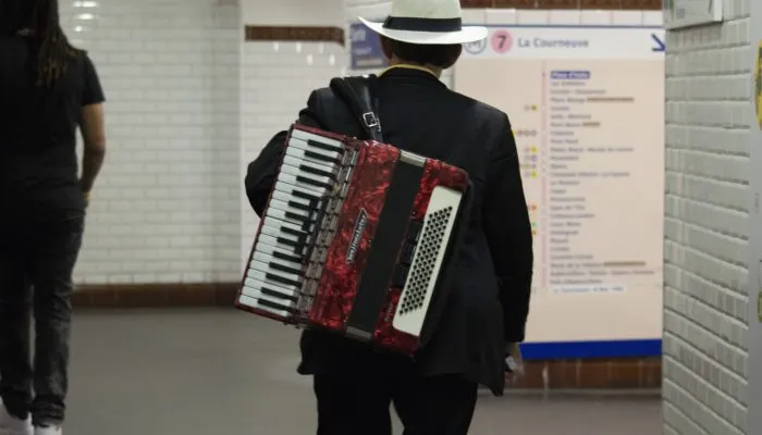 Как стать музыкантом в парижском метро