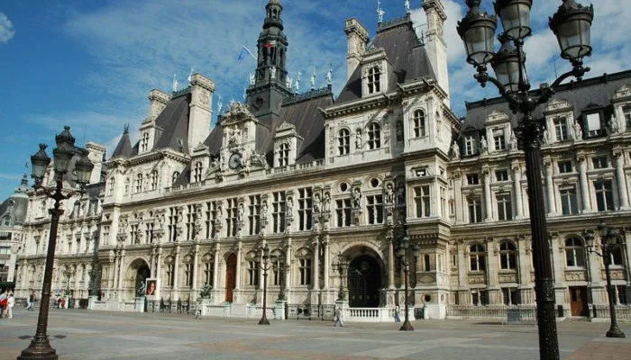 Мэр Парижа разместит бездомных в ратуше Отель-де-Виль на время холодов