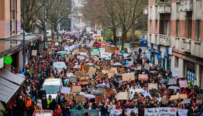 Вторая волна протестов против повышения цен на бензин собрала более 100 тысяч человек