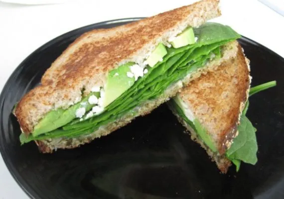 Жареный сэндвич с авокадо, шпинатом и сыром