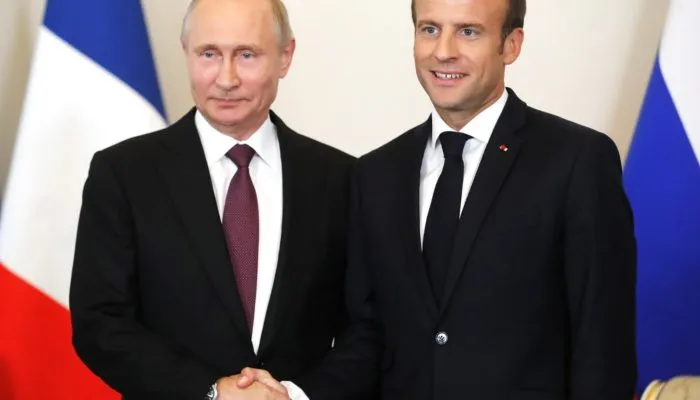 Макрон поздравил Путина с победой на президентских выборах