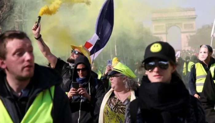 «Красные шарфы» выступили против «желтых жилетов» во Франции