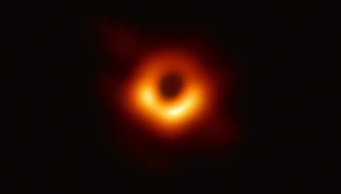 Сделана первая в истории фотография чёрной дыры