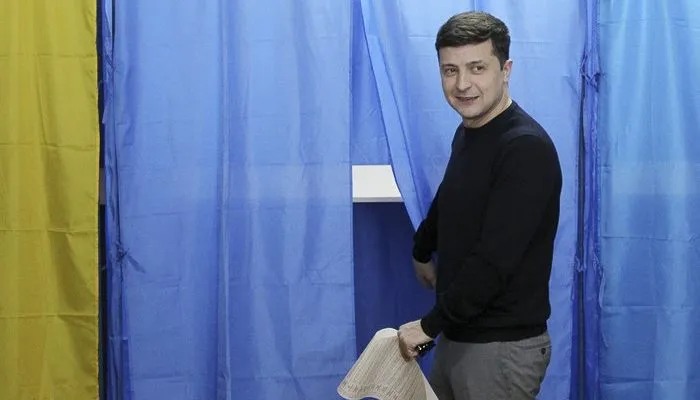 Юморист Владимир Зеленский лидирует на выборах президента Украины