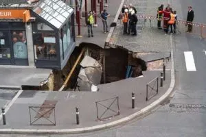 Огромная дыра образовалась в асфальте в городе на севере Франции