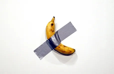 Банан, приклеенный скотчем к стене, продали за $120 тысяч