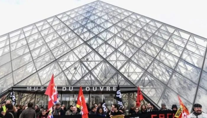 Манифестанты в Париже заблокировали доступ к Лувру