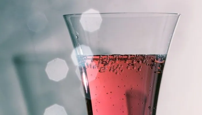 Роматический коктейль на День святого Валентина с шампанским