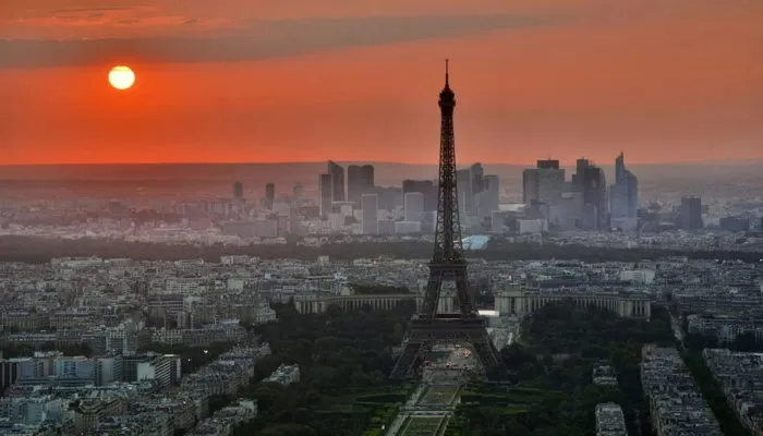 Песня «Пять часов, Париж просыпается» (фр. «Il est cinq heures, Paris s’éveille») – Жак Дютрон