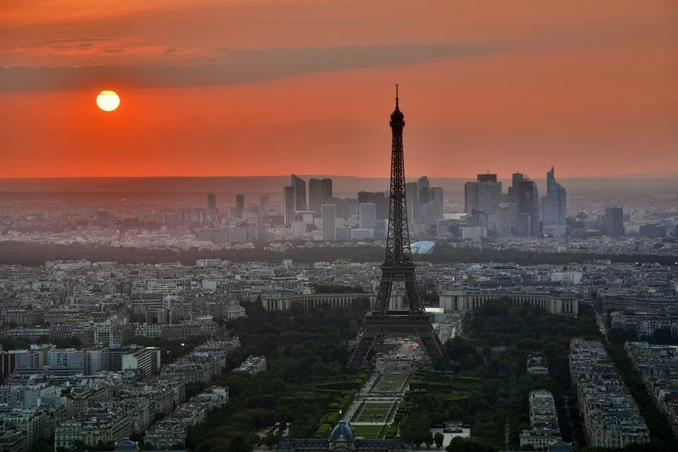 Песня «Пять часов, Париж просыпается» (фр. «Il est cinq heures, Paris s\\\\\\\\\\\\\\\'éveille», Жак Дютрон