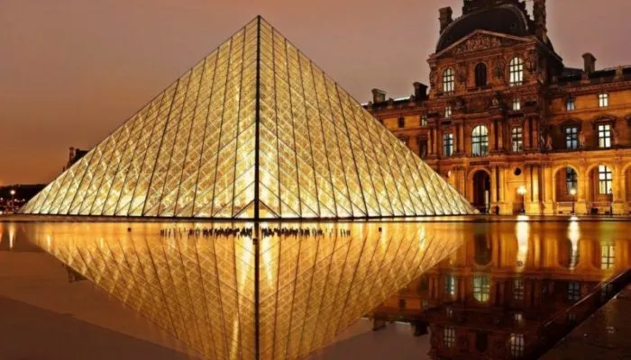 Пирамида Лувра отметила 30-летний юбилей