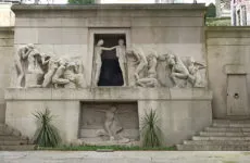 Кладбище ПерЛашез в Париже музей знаменитостей и красивый парк