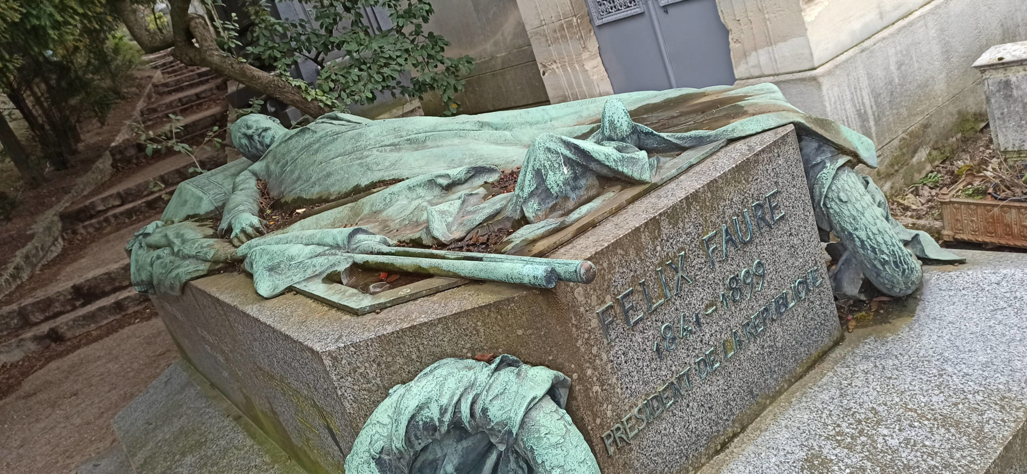 Памятник нуриеву в париже