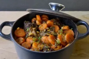Тушеная говядина с морковью пофранцузски