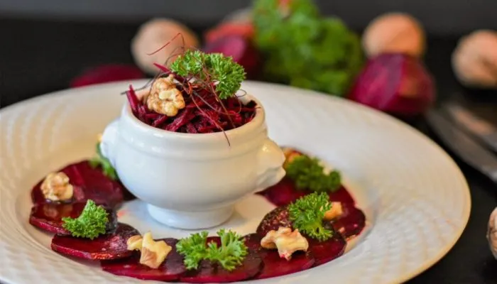 Ресторан веганской кухни во Франции впервые отметил гастрономический гид Мишлен